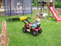 Garten mit Spielgeräten und Grillplatz