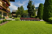 Aussenbereich mit kleinem Spielplatz